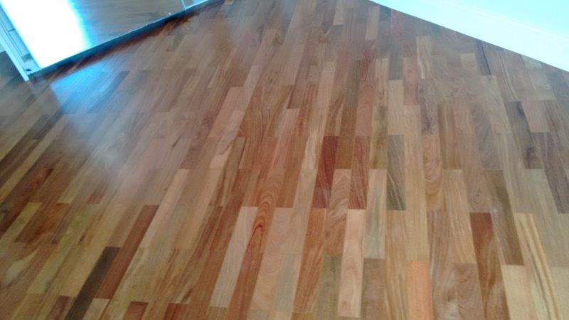 Calafetação de piso de madeira