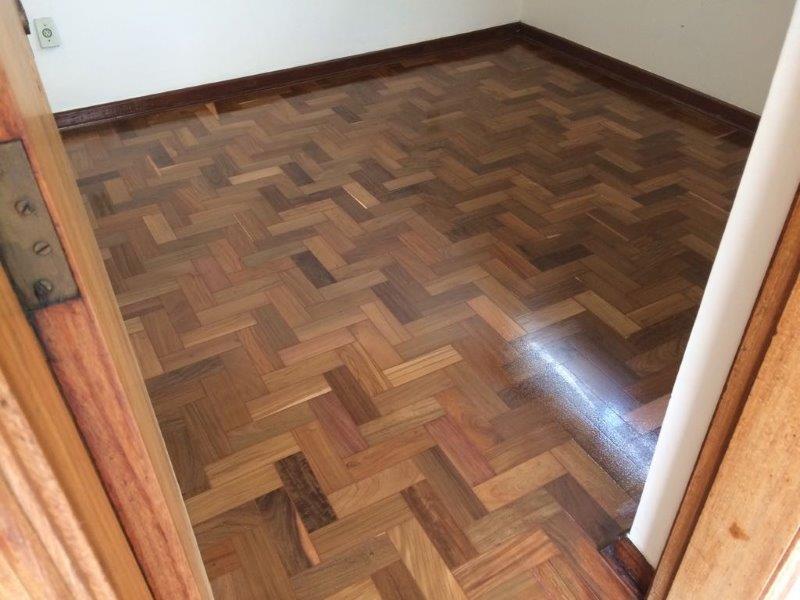 Instalação de piso de madeira